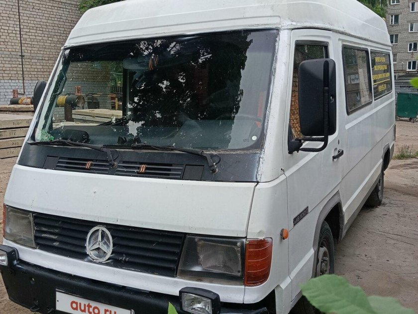 Белый микроавтобус