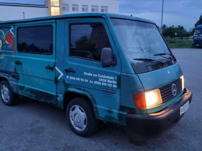 Зеленый микроавтобус