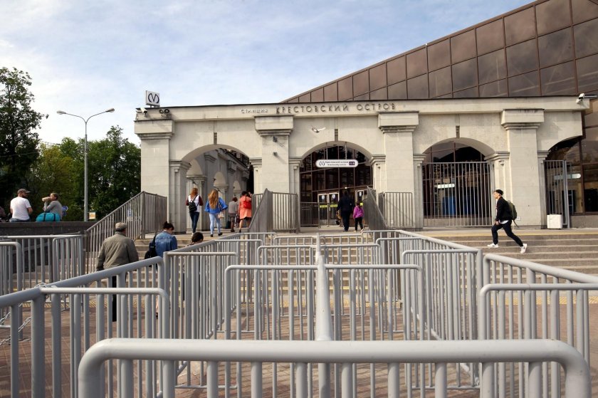Станция метро Крестовский остров