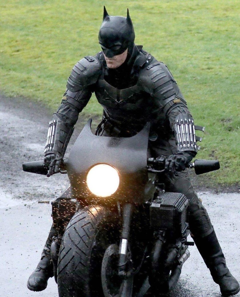 Роберт Паттинсон на мотоцикле Бэтмен