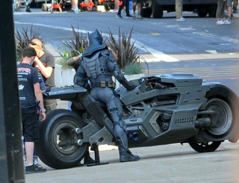 Бен Аффлек на мотоцикле Бэтмена