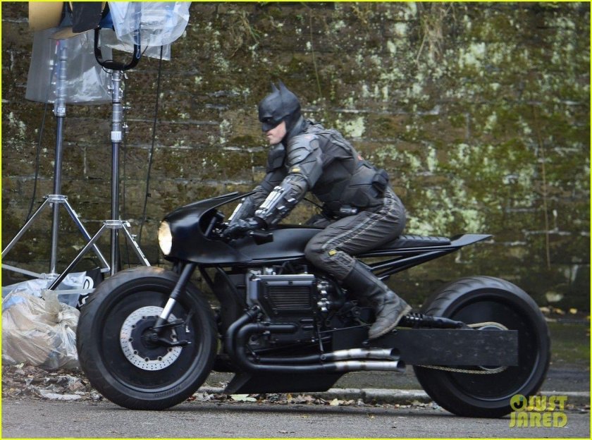 Роберт Паттинсон на мотоцикле Бэтмен