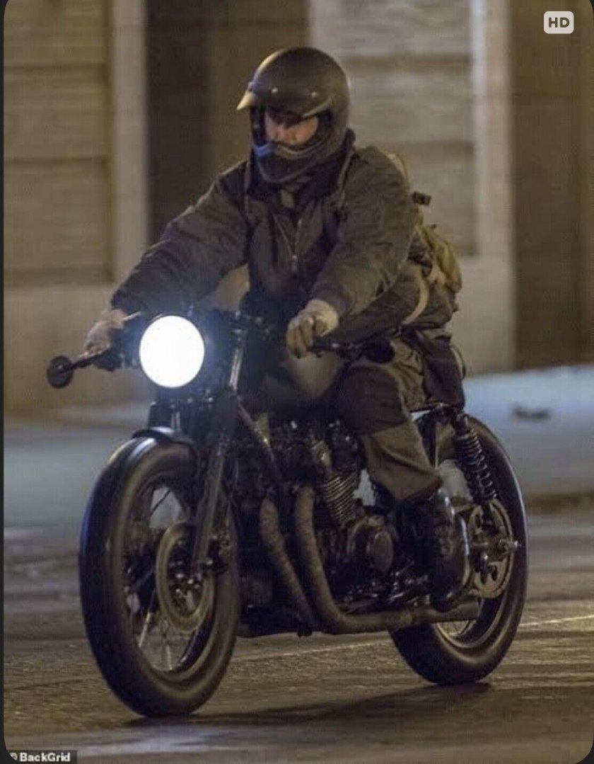 Бэтмен на мотоцикле