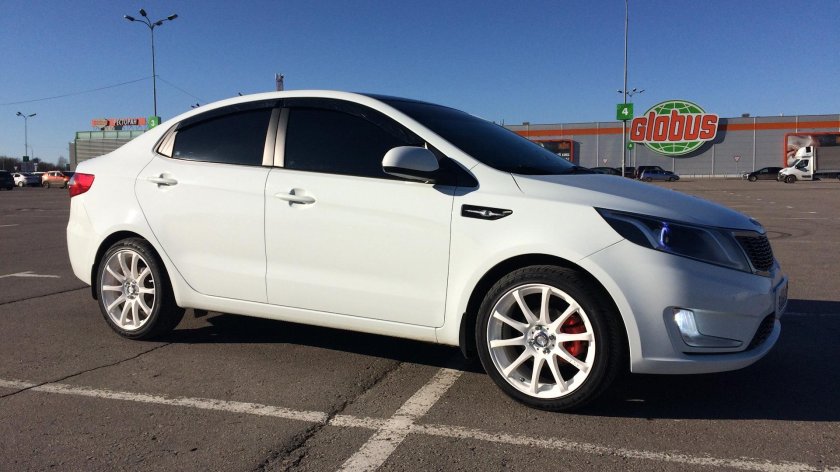 Белая Kia Rio 3 17 r