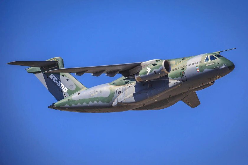 Самолет Эмбраер 390