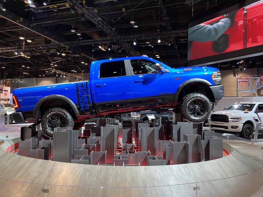 Американский автосалон