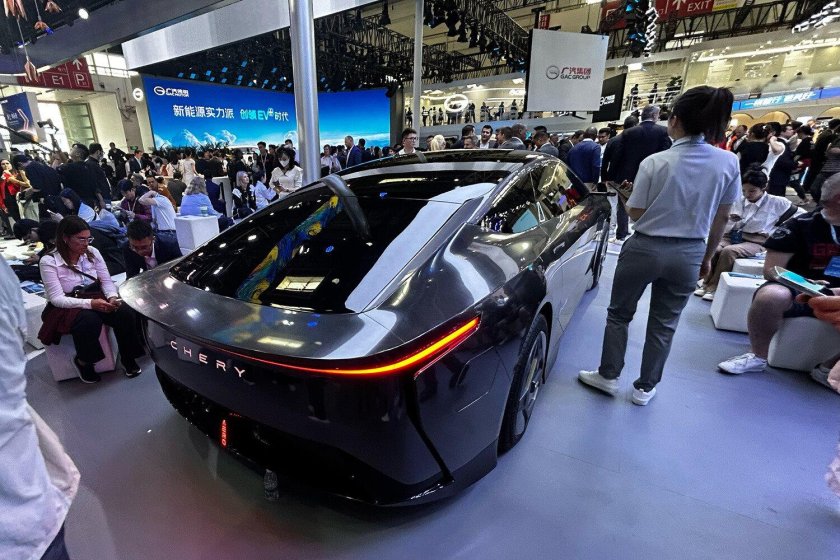 Китайский автосалон