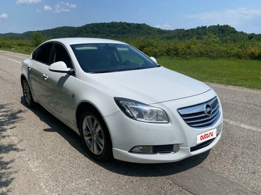 Опель инсигния белая