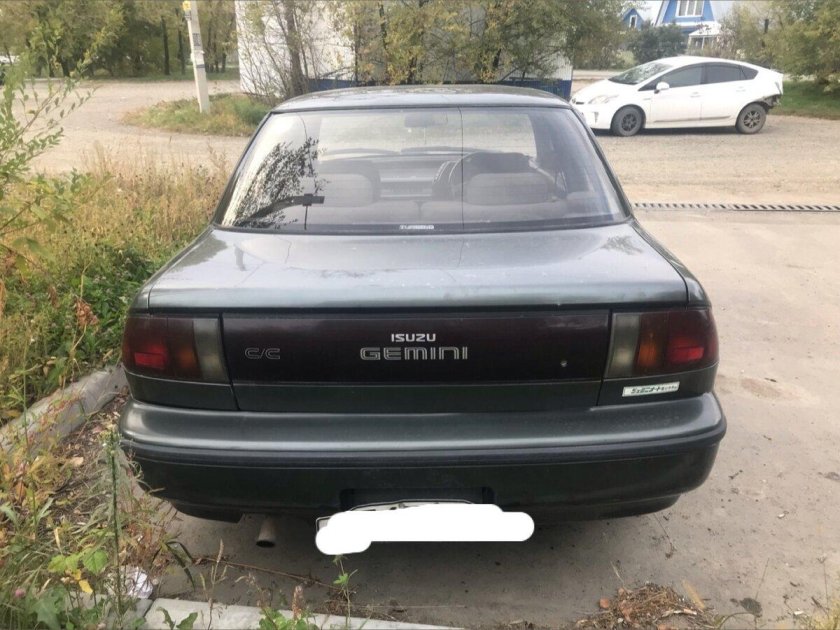 Исудзу Джемини седан 1999 оптика