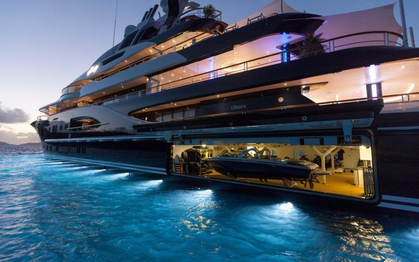 Роскошные яхты с бассейном