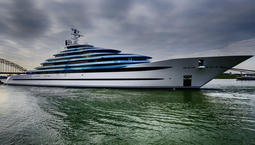 Мега яхта Аззам