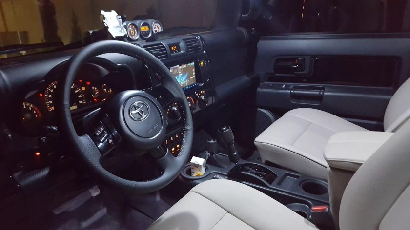 Toyota FJ Cruiser салон