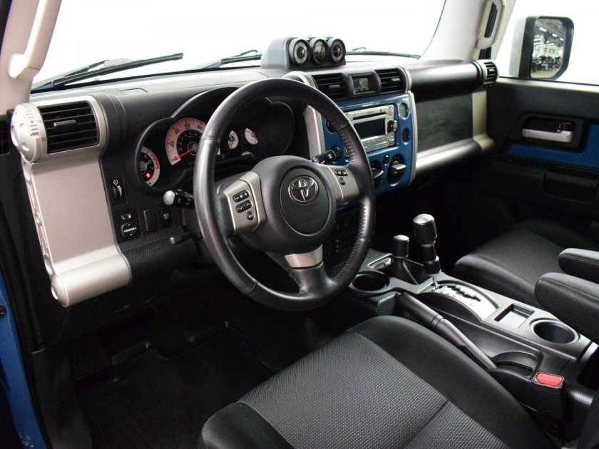 Toyota FJ Cruiser салон