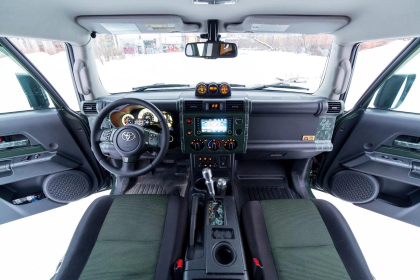 Toyota FJ Cruiser салон