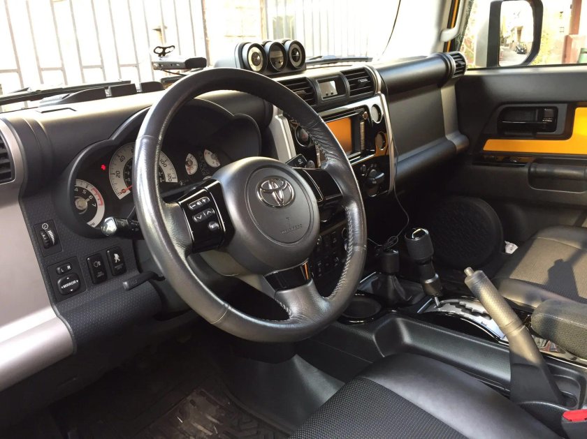 Toyota FJ Cruiser интерьер
