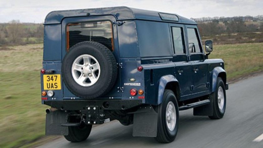 Land Rover Defender 110 сзади
