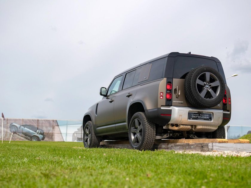 Ленд Ровер Дефендер сзади