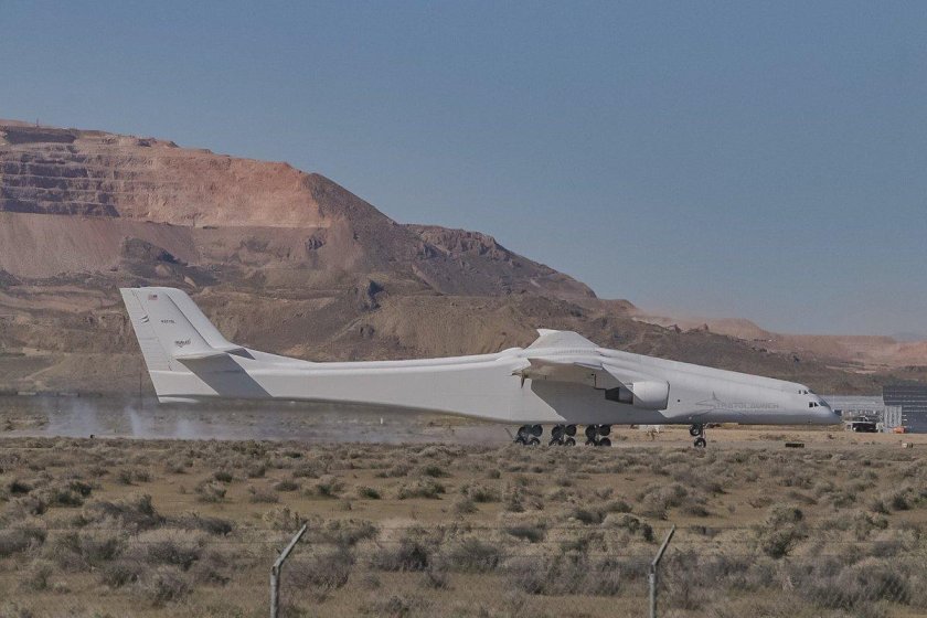 Двухфюзеляжный самолет Stratolaunch