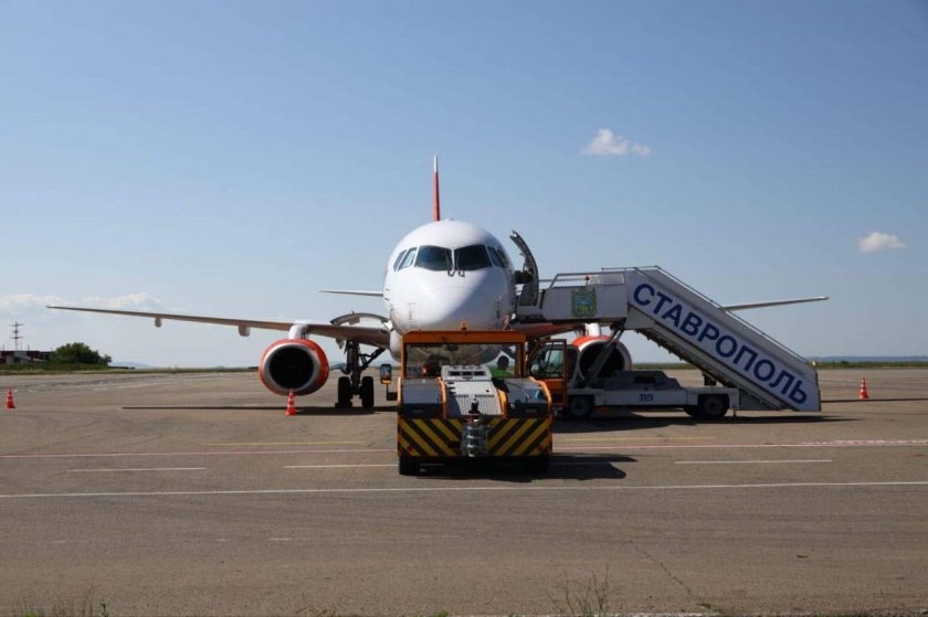 Самолет и аэропорт