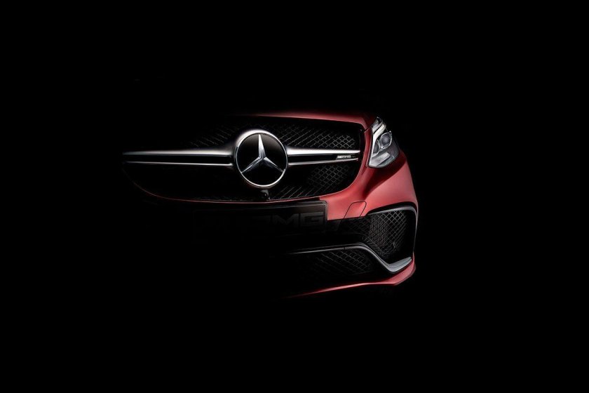 Мерседес АМГ 63 на черном фоне