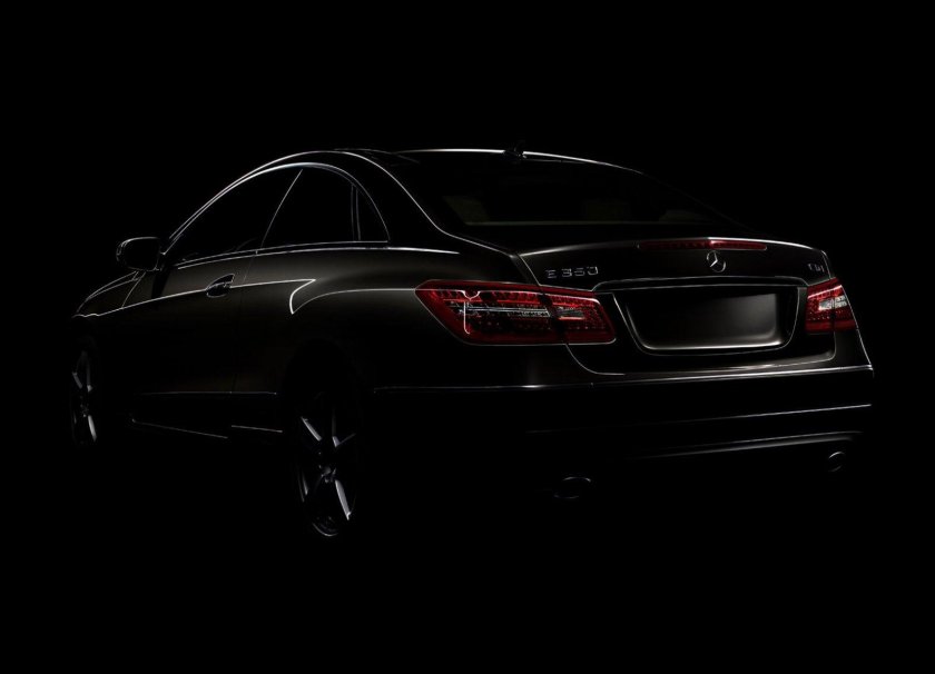 Мерседес АМГ 63 на черном фоне