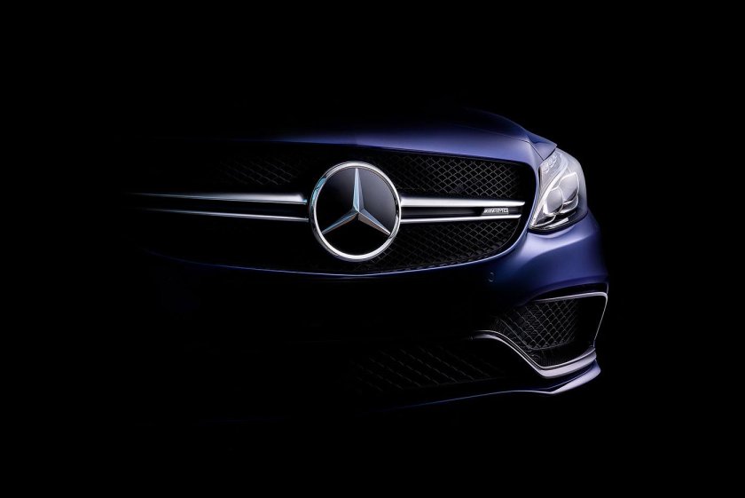 Мерседес АМГ 63 на черном фоне