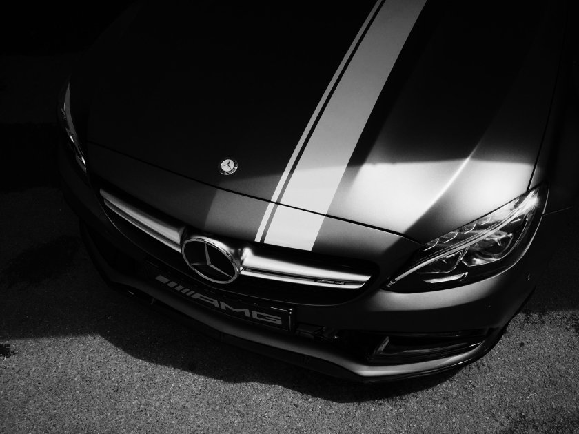 Мерседес ЦЛС 63 АМГ на черном фоне