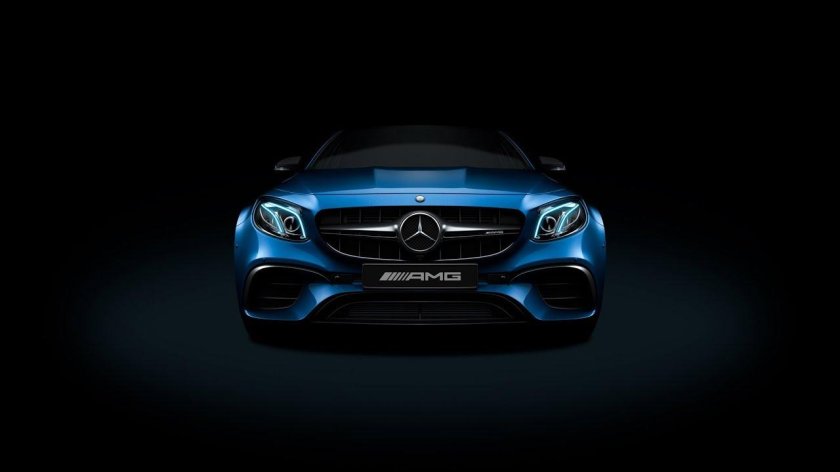 Мерседес АМГ 63 на черном фоне