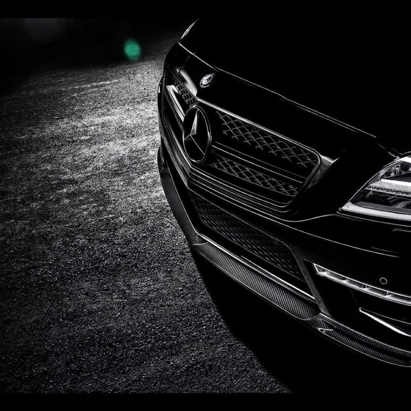 Мерседес ЦЛС 63 АМГ на черном фоне