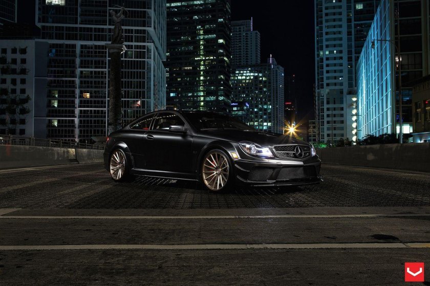 Мерседес АМГ С 63 В ночном городе