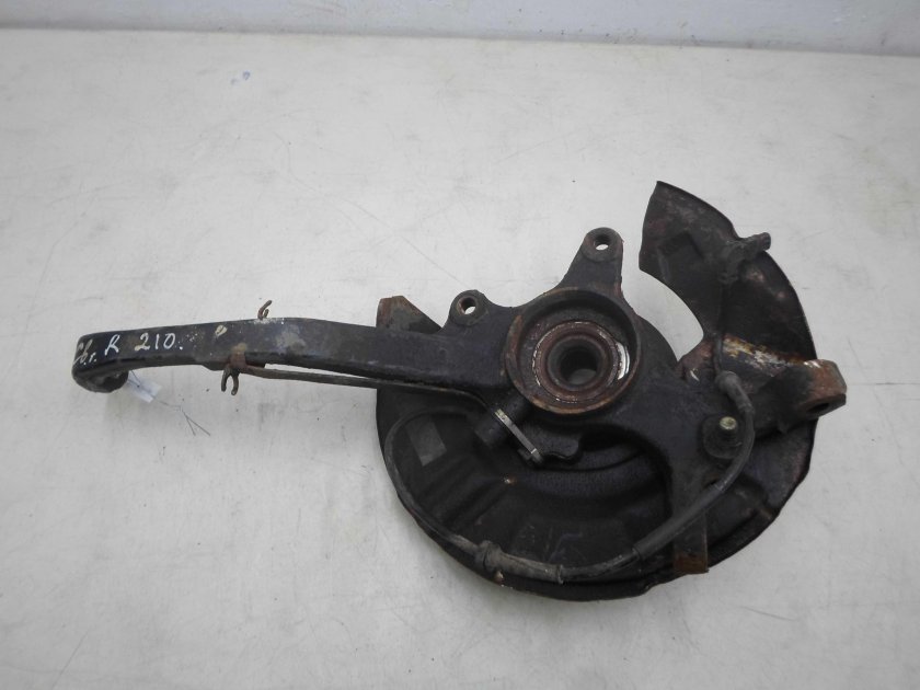 Мерседес 210 кулак левый