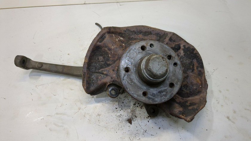 Кулак поворотный передний левый