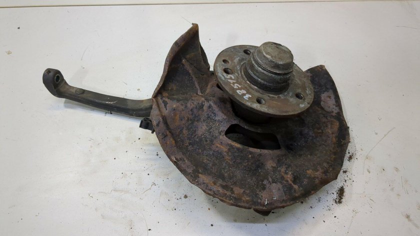 Кулак поворотный передний правый