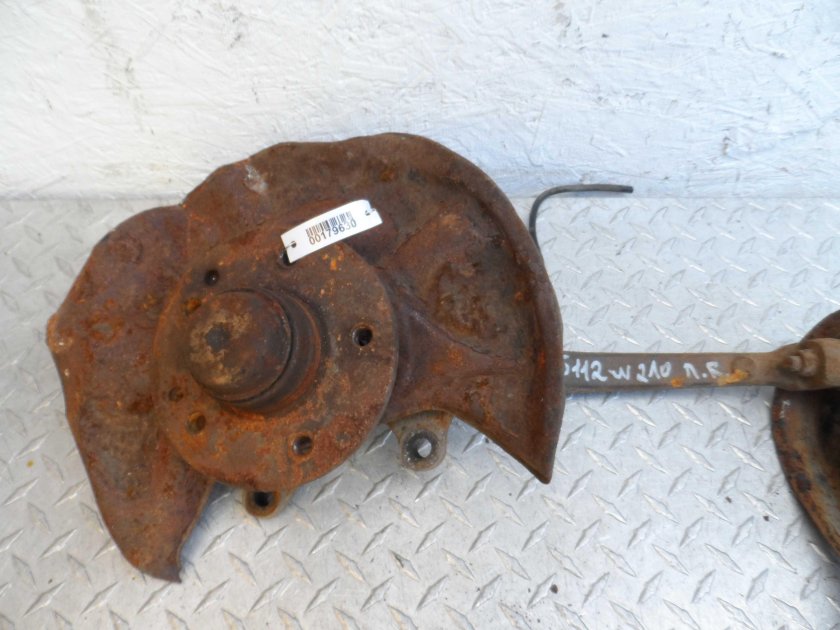 Передний кулак Мерседес w208