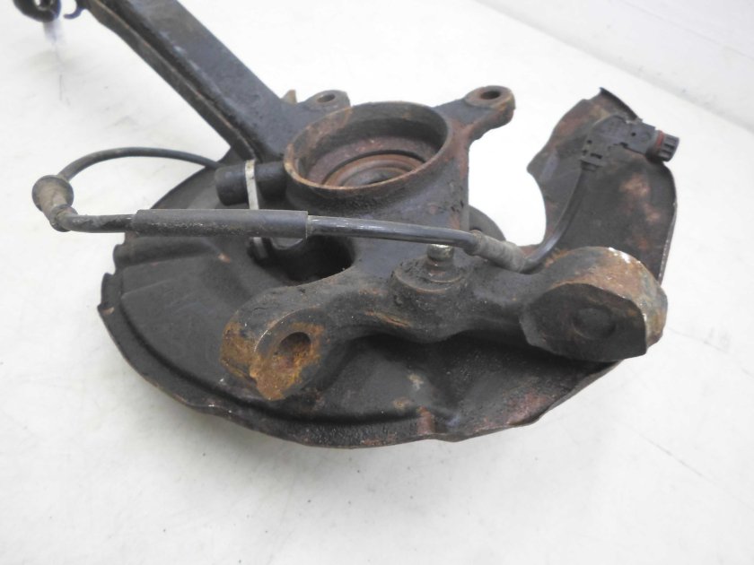 Мерседес 210 кулак левый