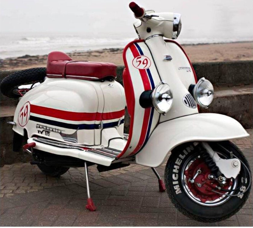 Мотороллерах «Веспа» и «Ламбретта»