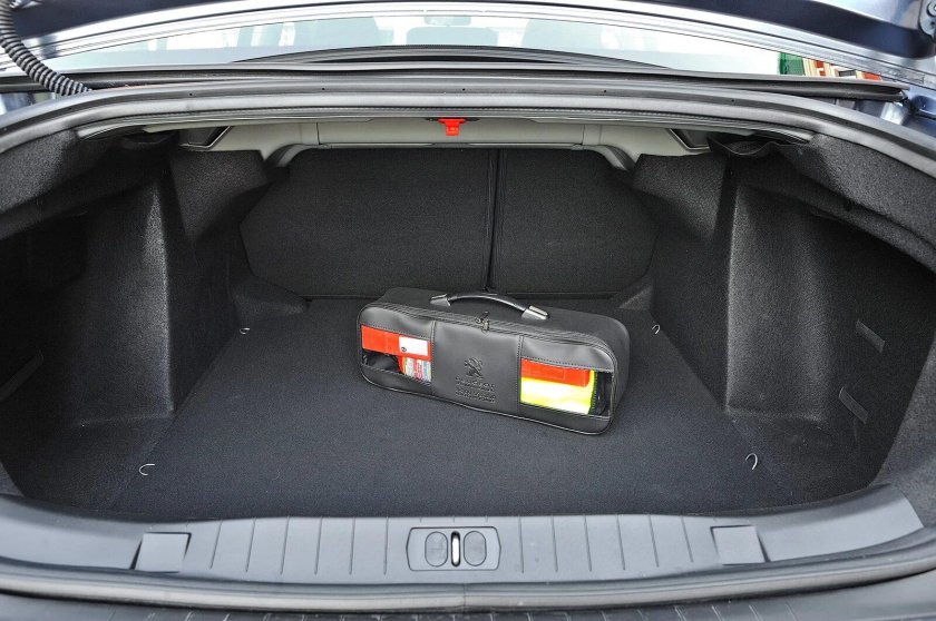 Пежо 408 багажник