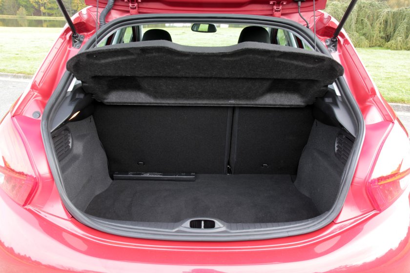 Peugeot 208 багажник