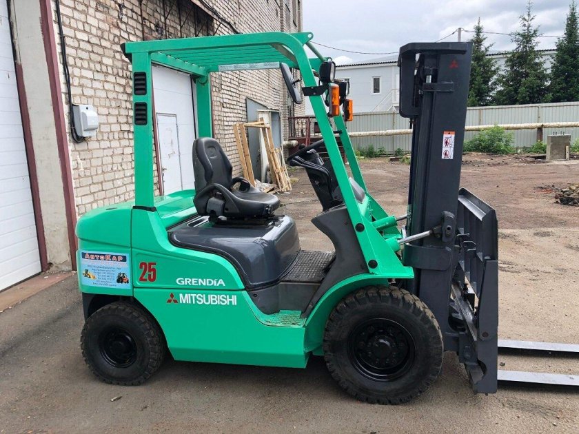 Вилочный погрузчик зеленый