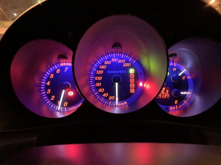 Приборная панель Мазда 3 2.0