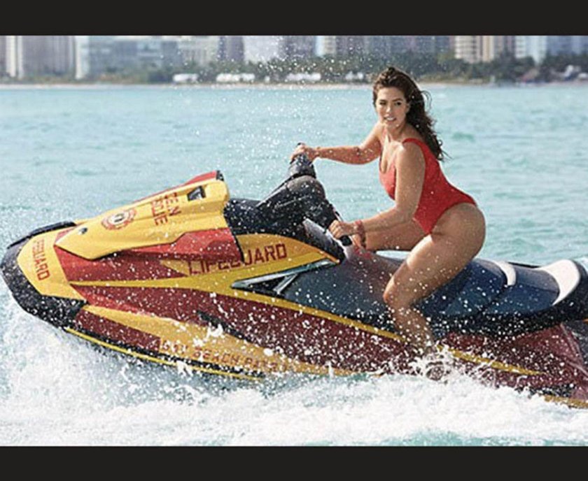 Эшли Грэм на гидроцикле