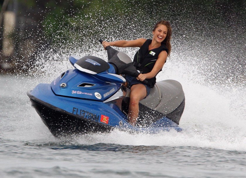 Девушка на гидроцикле