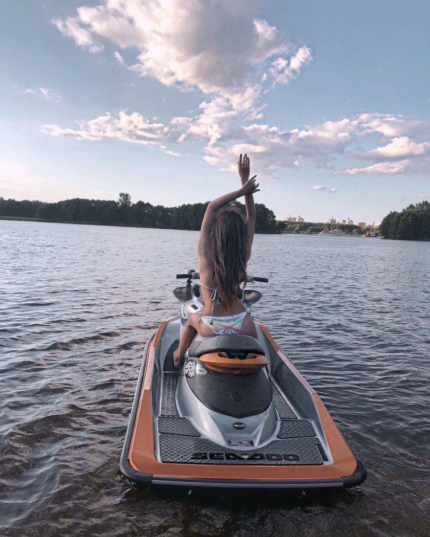 Девушка на гидроцикле