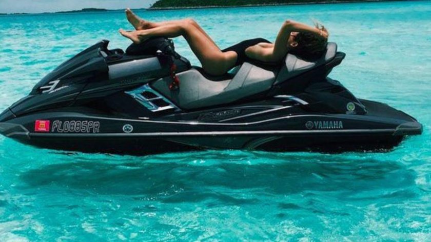 Девушка на гидроцикле