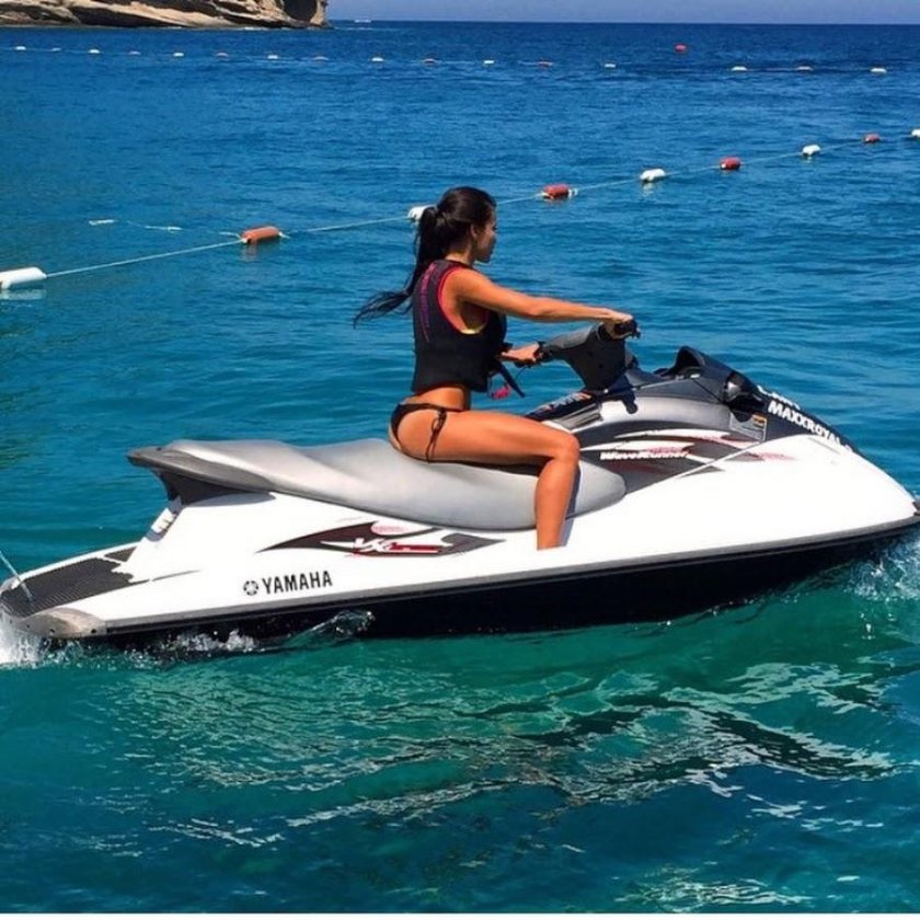 Брюнетка на водном мотоцикле