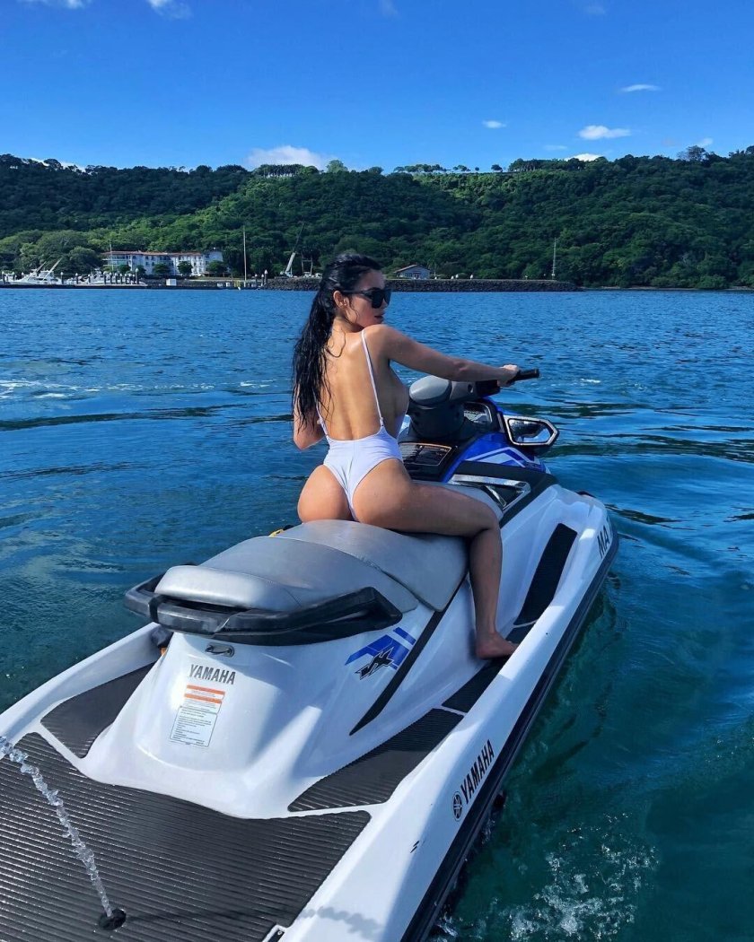 Девушка на гидроцикле