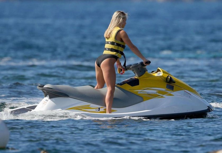 Девушка на гидроцикле