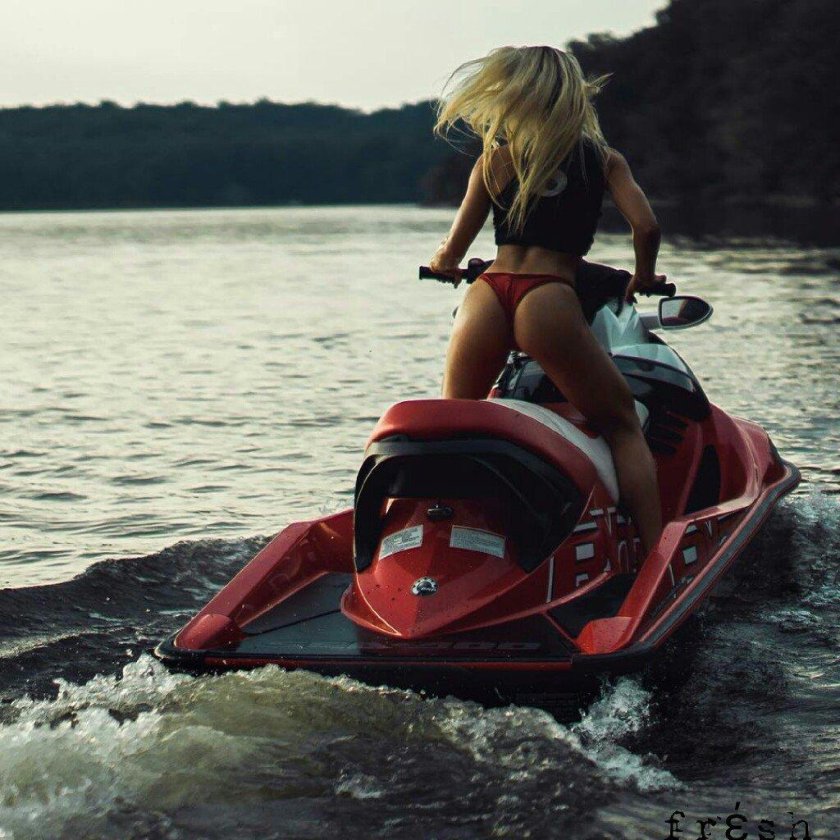 Девушка на гидроцикле