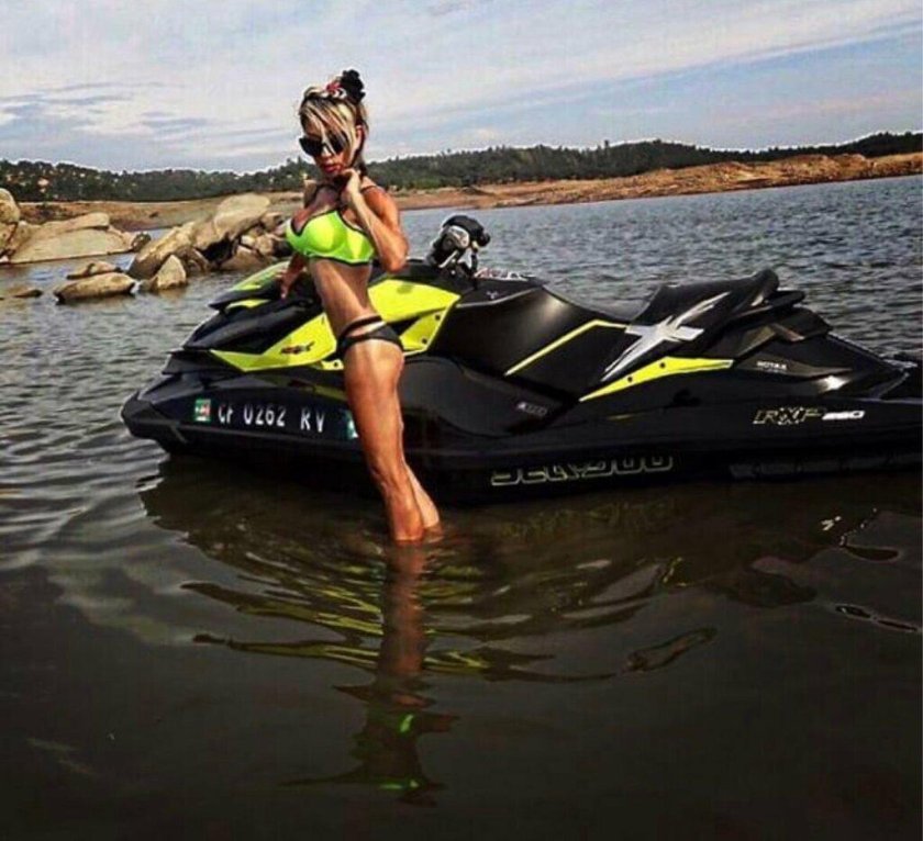 Девушка на гидроцикле