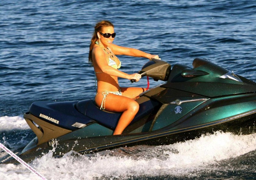 Девушка на гидроцикле